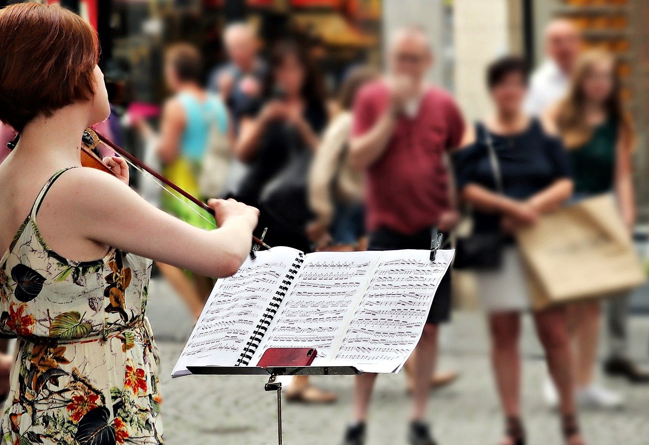 learn the violin by yourself - street violinist playing